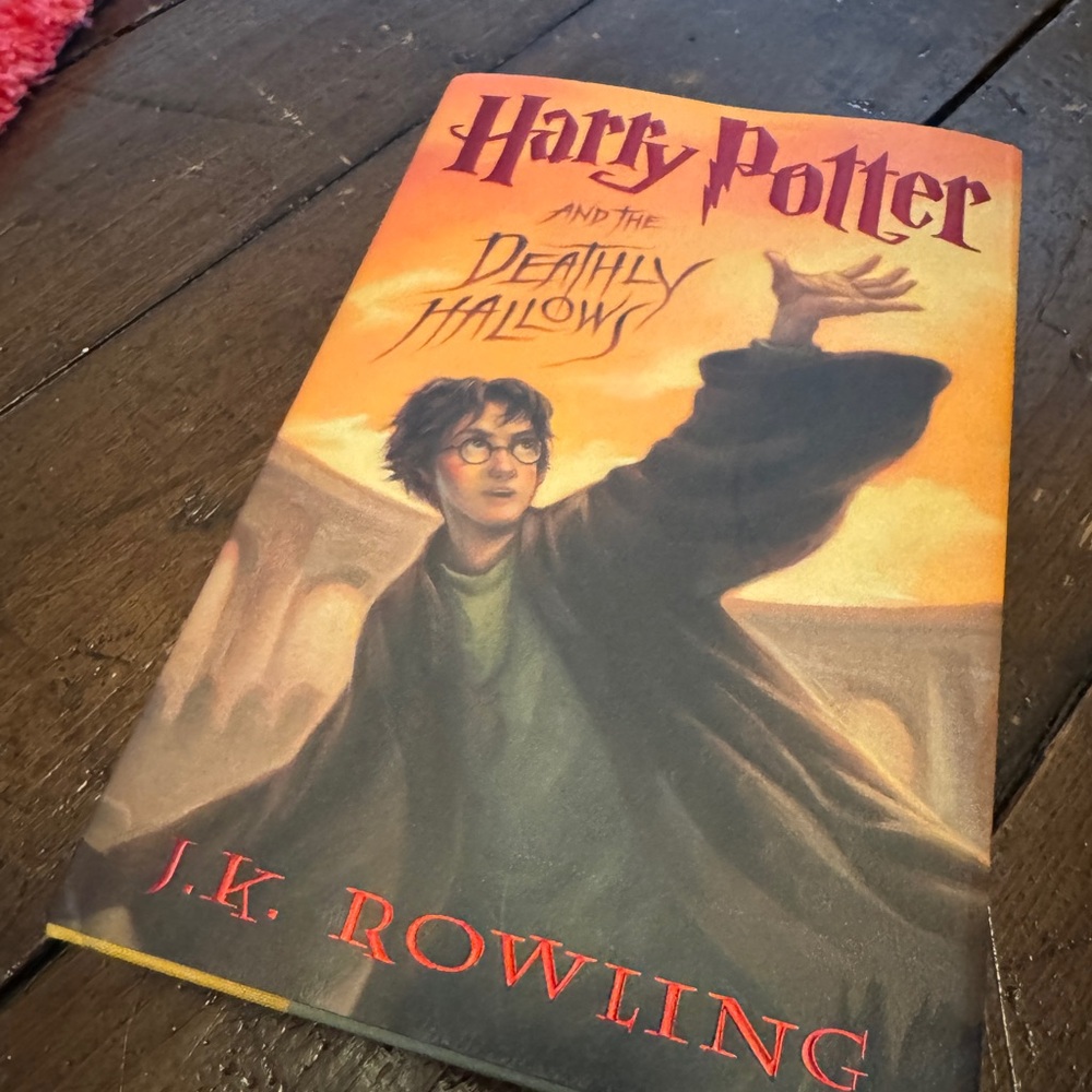 Harry Potter and the Deathly Hallows hardcover Book by J.K. Rowling